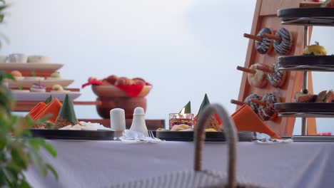Servierter-Tisch-Für-Ein-Picknick-Im-Luxushotel,-Handheld-Ansicht