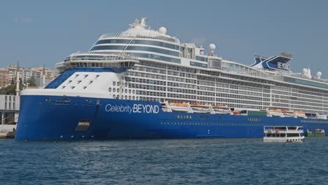 Kreuzfahrtschiff-Berühmtheit-Jenseits-Des-Angedockten-Galata-Hafens-Karakoy-Edge-Klasse-Schiff