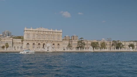 Fachada-Adornada-Del-Palacio-Del-Sultán-Dolmabahce-Otomano-Crucero-Con-Barcos-Bsophorus