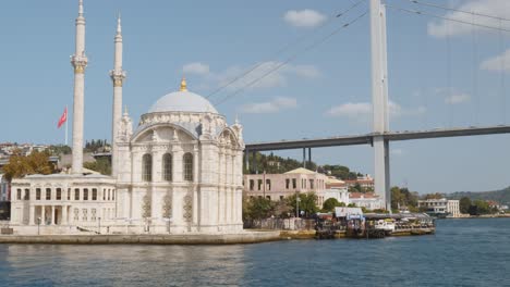 Große-Mecidiye-Moschee,-Ortaköy,-Reich-Verziertes-Wahrzeichen-Von-Istanbul,-Bosporus