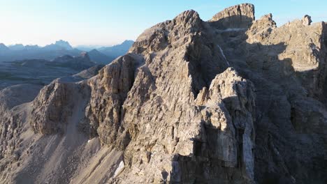 Ein-Herrlicher-Blick-Auf-Die-Dolomiten,-Die-Zerklüfteten-Felsformationen,-Die-In-Sanftes-Sonnenlicht-Getaucht-Sind,-Und-Entfernte-Gipfel,-Die-Ihre-Silhouetten-Vor-Dem-Klaren-Himmel-Zeichnen