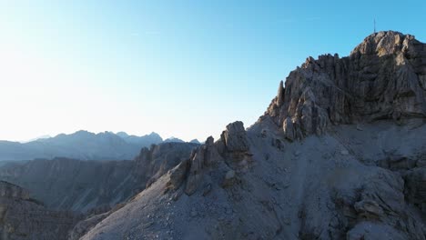 Die-Dolomiten-Bieten-Ein-Faszinierendes-Bild-Schroffer-Bergketten-Mit-Tiefen-Schluchten-Und-Erodierten-Klippen