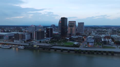 Louisville,-Kentucky-Waterfront-Im-Morgengrauen