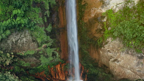 Filmische-Luftdrohnenaufnahme-Des-Natürlichen-Wasserfalls-Ribeira-Quente-In-Sao-Miguel-Auf-Den-Azoren-–-Portugal