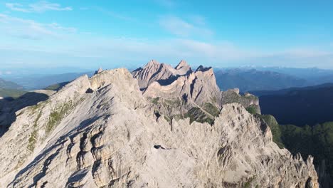 Luftaufnahme-Der-Dolomiten-Mit-Dem-Markanten-Furchetta-Gipfel,-Der-In-Den-Himmel-Ragt