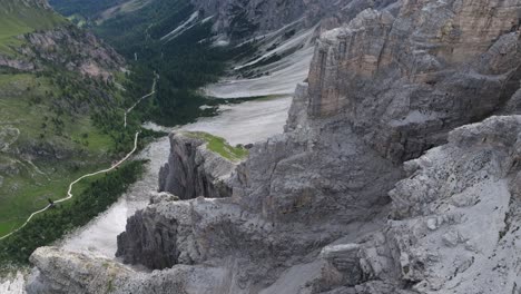 Captivating-view-of-Dolomites-in-Puez-Geisler-Natural-Park