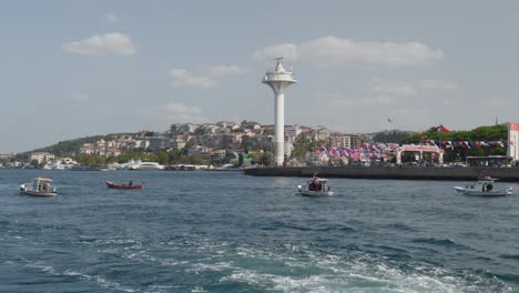 Freizeitboot-Kreuzfahrt-Bosporus-Fluss-Verkehr-Turmgebäude-Uskudar