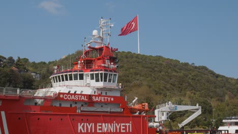 Turkish-pilot-boat-Bosphorus-coastal-safety-vessel-below-national-flag