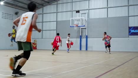 Junger-Basketballspieler-Beim-Training