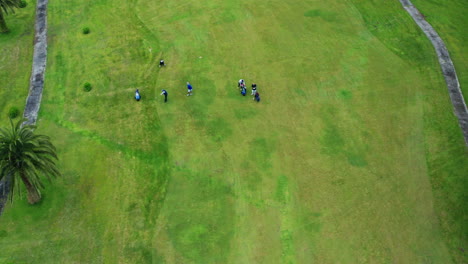 Filmische-Drohnenaufnahme-Aus-Der-Luft-Eines-Grünen-Golfplatzes