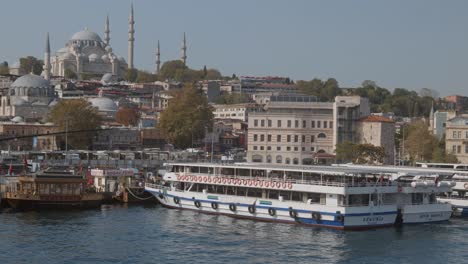 Ferry-De-Pasajeros-Cruceros-Amarrados-En-El-Muelle-Eminonu-Estambul-Mezquita-Horizonte