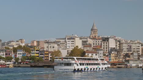 Passagierfähre-Kreuzfahrtschiff-Segelt-Goldene-Horn-Istanbul-Galata-Brücke
