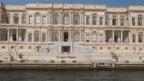 Wunderschöne-Fassade,-Luxushotel-Imperial-Ciragan-Palace,-Bosporus