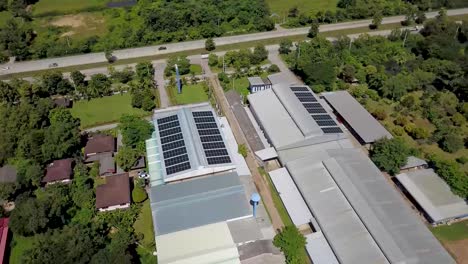 Luftaufnahme-Von-Großformatigen-Solarpaneelen-Auf-Einem-Modernen-Fabrikdach