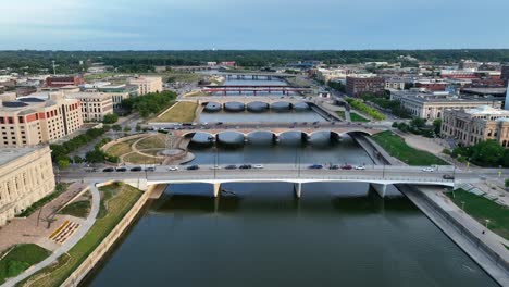 Vista-Aérea-De-Des-Moines,-Iowa,-Destacando-El-Río-Des-Moines,-Los-Puentes-Destacados-Y-El-Histórico-Edificio-Del-Capitolio-Estatal.