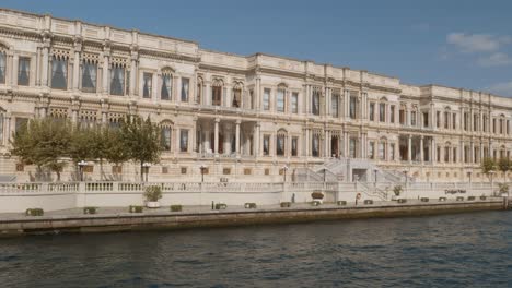 Schöne-Fassade,-Osmanisches-Imperial-Ciragan-Palace-Luxushotel-Bosporus