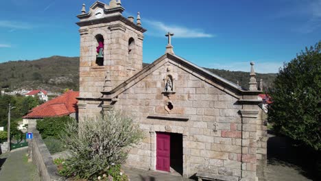 Fliegen-Sie-über-Der-Kirche-Von-Castro-Laboreiro-In-Portugal-4k