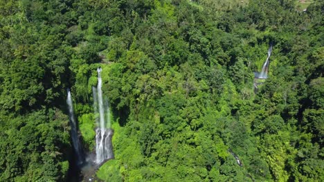 4K-Drohnenaufnahmen-Aus-Der-Luft:-Majestätische-Sekumpul--Und-Fidschi-Wasserfälle,-Singaraja,-Nordbali