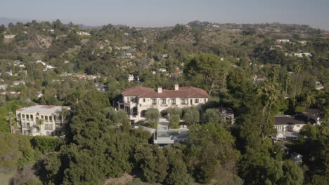 4K-Luftdrehung-Um-Ein-Großes-Anwesen-Mit-Infinity-Pool-In-Beverly-Hills,-Kalifornien