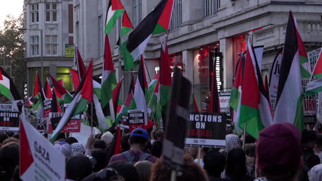 Ein-Meer-Aus-Palästinensischen-Flaggen,-Als-Sich-Am-Abend-Hunderte-Menschen-Zu-Einem-Protest-Auf-Der-Straße-Vor-Der-Israelischen-Botschaft-In-London-Versammeln