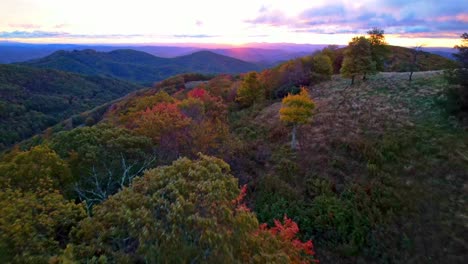 Luftaufnahme-Mit-Herbst--Und-Herbstblattfärbung-In-Den-Appalachen-Zwischen-Boone-Und-Blowing-Rock,-North-Carolina,-North-Carolina