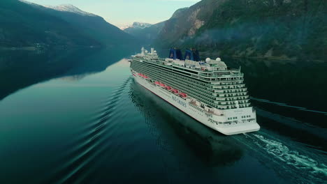 Einem-Schiff-Im-Nordischen-Fjord-Folgend,-Dramatisch-Bewölkt,-Dunkles-Wasser