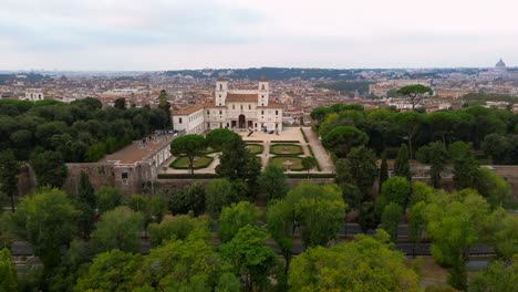 Luftaufnahme-Der-Villa-Medici-Und-Ihres-Italienischen-Gartens-In-Rom,-Angrenzend-An-Die-Größeren-Borghese-Gärten