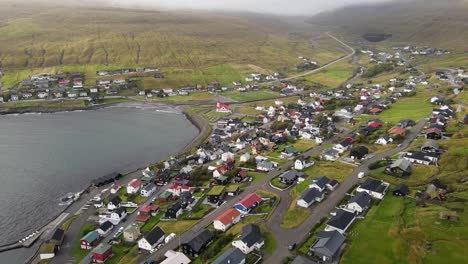 Steigende-Drohnenaufnahmen-Des-Dorfes-Sandavagur-Auf-Der-Insel-Vagar-Auf-Den-Färöer-Inseln
