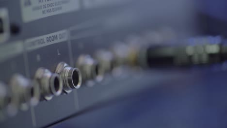 Der-Tontechniker-Schließt-Die-Linken-Und-Rechten-Audiokabel-Des-Kontrollraums-An