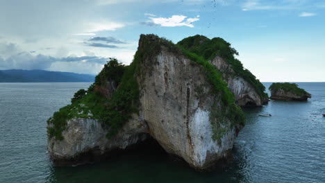 Drone-shot-circling-the-Mismalyoa-arches-in-partly-cloudy-Puerto-Vallarta,-Mexico
