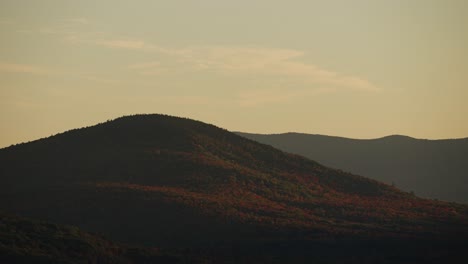 Bunter-Berg,-Bedeckt-Mit-Herbstlaub-Bei-Sonnenuntergang,-Lebendiger-Himmel
