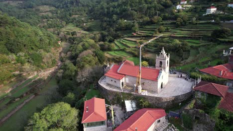 Iglesia-Del-Pueblo-De-Sistelo-En-Portugal-Vista-Aérea