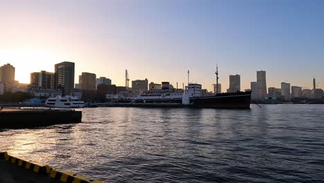 Wunderschönes,-Ruhiges-Abendlicht-über-Der-Skyline-Und-Der-Uferpromenade-Von-Yokohama-Minato-Mirai