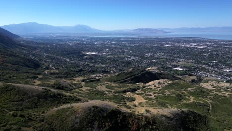 Rotierende-Luftaufnahmen-Der-Städte-Provo-Und-Orem,-Panoramablick-Auf-Das-Utah-Valley