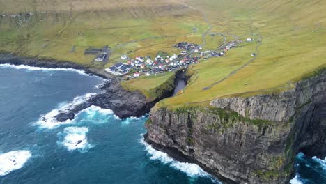 Große-Drohnenaufnahmen-Des-Dorfes-Gjogv-Auf-Der-Insel-Eysturoy-Auf-Den-Färöer-Inseln