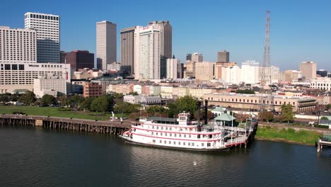 Eine-Luftaufnahme-Von-New-Orleans,-Das-An-Einem-Hellen-Und-Sonnigen-Tag-Auf-Den-Mississippi-River-Hinauszoomt