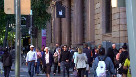 Large-swarm-of-people-crossing-the-road-at-the-corner-of-Queen-and-Edward-street-during-rush-hours,-Brisbane-heritage-listed-MacArthur-Chambers-building