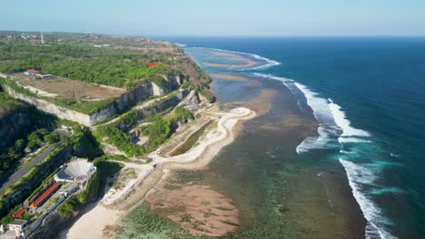 Luftaufnahme-über-Dem-Strand-Von-Bali-Melasti-Ungasan,-Einem-Versteckten-Juwel-An-Der-Südküste-Von-Bali,-Indonesien