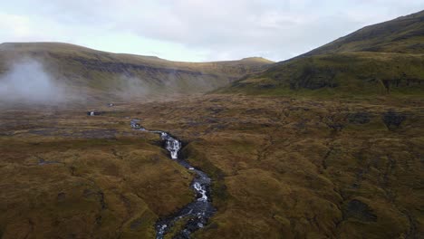 Drohnenaufnahmen-Von-Klippen-Mit-Wasserfällen-In-Der-Nähe-Des-Dorfes-Saksun-Auf-Der-Insel-Streymoy-Auf-Den-Färöer-Inseln