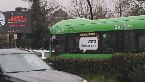 Coches-Y-Autobuses-De-Transporte-Público-En-Tirana,-Albania.