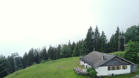 Pequeño-Y-Solitario-Albergue-En-Los-Alpes-Austriacos-En-Un-Día-Nublado