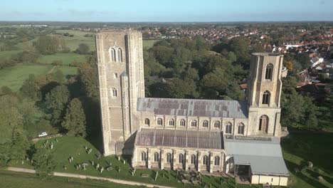 Famous-Twin-Towered-Parish-Church-Of-Wymondham-Abbey-In-Norfolk,-England