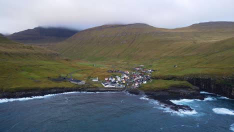 Fernaufnahmen-Von-Drohnen-Des-Dorfes-Gjogv-Auf-Der-Insel-Eysturoy-Auf-Den-Färöer-Inseln