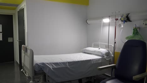 Schwenk-Von-Rechts-Nach-Links-Im-Leeren-Krankenhauszimmer-In-Madrid-Puerta-De-Hierro