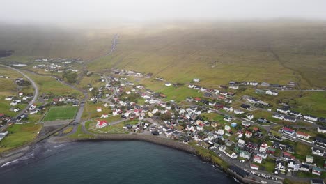 Kreisförmige-Drohnenaufnahmen-Des-Dorfes-Sandavagur-Auf-Der-Insel-Vagar-Auf-Den-Färöer-Inseln