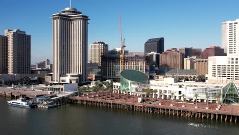 Ein-Luftpanorama-Von-Gebäuden-Und-Sehenswürdigkeiten-In-New-Orleans-Entlang-Des-Mississippi-River