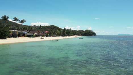 Bang-Por-Beach-Drone-Navegando-Por-La-Laguna,-Tailandia