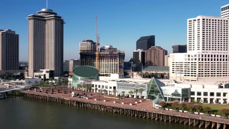 A-scenic-aerial-view-of-New-Orleans-buildings,-seen-from-the-Mississippi-River
