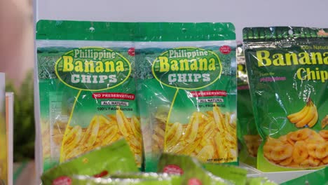 Paquetes-De-Chips-De-Plátano-Filipino-En-El-Stand-Durante-La-Exposición-Del-Festival-Gastronómico