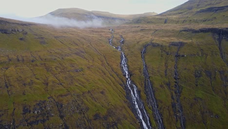 Ferne-Drohnenaufnahmen-Von-Klippen-Mit-Wasserfällen-In-Der-Nähe-Des-Dorfes-Saksun-Auf-Der-Insel-Streymoy-Auf-Den-Färöer-Inseln